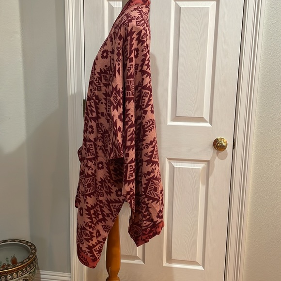 Denim & Co poncho Aztec open front cape Jacquard contract trim pink plus size - Picture 6 of 11